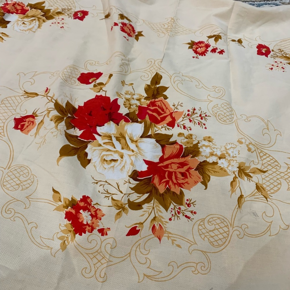 Gorgeous 28x28 Table Cloth Floral Peach‎ French Vibe
